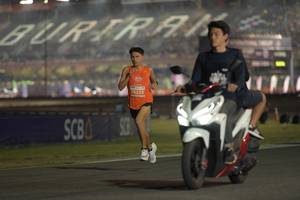 BIB: 76223
                            <button type="button" onclick="openModal(13913758)" class="btn btn-primary btn-sm float-right btn-popup" data-toggle="modal" data-target=".modal-high-quality">
                        <i class="fas fa-shopping-cart"></i> Add to Cart
                    </button>
                                            <button type="button" onclick="isThisMe(13913758, true)" class="btn btn-success btn-sm float-right btn-popup btn-isme hidden" data-toggle="tooltip" data-placement="bottom" title="นี่คือรูปของคุณใช่ไหม คลิกที่นี่เพื่อเอาเข้าอัลบั้ม">
                        <i class="fas fa-plus"></i> Add to album
                    </button>
                    <button type="button" onclick="isThisMe(13913758, false)" class="btn btn-warning btn-sm float-right btn-popup btn-isnotme hidden">
                        <i class="fas fa-ban"></i> Remove from album
                    </button>