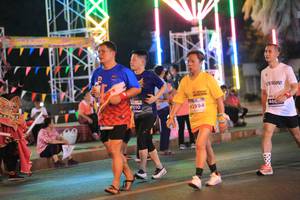BIB: 010, 42994, 466
                            <button type="button" onclick="openModal(14643827)" class="btn btn-primary btn-sm float-right btn-popup" data-toggle="modal" data-target=".modal-high-quality">
                        <i class="fas fa-shopping-cart"></i> Add to Cart
                    </button>
                                            <button type="button" onclick="isThisMe(14643827, true)" class="btn btn-success btn-sm float-right btn-popup btn-isme hidden" data-toggle="tooltip" data-placement="bottom" title="นี่คือรูปของคุณใช่ไหม คลิกที่นี่เพื่อเอาเข้าอัลบั้ม">
                        <i class="fas fa-plus"></i> Add to album
                    </button>
                    <button type="button" onclick="isThisMe(14643827, false)" class="btn btn-warning btn-sm float-right btn-popup btn-isnotme hidden">
                        <i class="fas fa-ban"></i> Remove from album
                    </button>