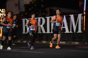 BIB: 45905
                            <button type="button" onclick="openModal(13781283)" class="btn btn-primary btn-sm float-right btn-popup" data-toggle="modal" data-target=".modal-high-quality">
                        <i class="fas fa-shopping-cart"></i> Add to Cart
                    </button>
                                            <button type="button" onclick="isThisMe(13781283, true)" class="btn btn-success btn-sm float-right btn-popup btn-isme hidden" data-toggle="tooltip" data-placement="bottom" title="นี่คือรูปของคุณใช่ไหม คลิกที่นี่เพื่อเอาเข้าอัลบั้ม">
                        <i class="fas fa-plus"></i> Add to album
                    </button>
                    <button type="button" onclick="isThisMe(13781283, false)" class="btn btn-warning btn-sm float-right btn-popup btn-isnotme hidden">
                        <i class="fas fa-ban"></i> Remove from album
                    </button>