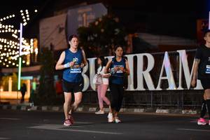 BIB: 45542
                            <button type="button" onclick="openModal(13780741)" class="btn btn-primary btn-sm float-right btn-popup" data-toggle="modal" data-target=".modal-high-quality">
                        <i class="fas fa-shopping-cart"></i> Add to Cart
                    </button>
                                            <button type="button" onclick="isThisMe(13780741, true)" class="btn btn-success btn-sm float-right btn-popup btn-isme hidden" data-toggle="tooltip" data-placement="bottom" title="นี่คือรูปของคุณใช่ไหม คลิกที่นี่เพื่อเอาเข้าอัลบั้ม">
                        <i class="fas fa-plus"></i> Add to album
                    </button>
                    <button type="button" onclick="isThisMe(13780741, false)" class="btn btn-warning btn-sm float-right btn-popup btn-isnotme hidden">
                        <i class="fas fa-ban"></i> Remove from album
                    </button>