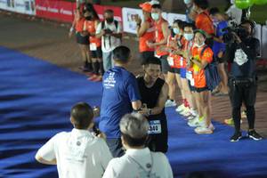 BIB: 340
                            <button type="button" onclick="openModal(18015616)" class="btn btn-primary btn-sm float-right btn-popup" data-toggle="modal" data-target=".modal-high-quality">
                        <i class="fas fa-shopping-cart"></i> Add to Cart
                    </button>
                                            <button type="button" onclick="isThisMe(18015616, true)" class="btn btn-success btn-sm float-right btn-popup btn-isme hidden" data-toggle="tooltip" data-placement="bottom" title="นี่คือรูปของคุณใช่ไหม คลิกที่นี่เพื่อเอาเข้าอัลบั้ม">
                        <i class="fas fa-plus"></i> Add to album
                    </button>
                    <button type="button" onclick="isThisMe(18015616, false)" class="btn btn-warning btn-sm float-right btn-popup btn-isnotme hidden">
                        <i class="fas fa-ban"></i> Remove from album
                    </button>