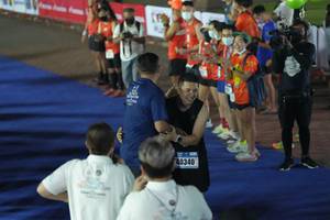 BIB: 40340
                            <button type="button" onclick="openModal(18015618)" class="btn btn-primary btn-sm float-right btn-popup" data-toggle="modal" data-target=".modal-high-quality">
                        <i class="fas fa-shopping-cart"></i> Add to Cart
                    </button>
                                            <button type="button" onclick="isThisMe(18015618, true)" class="btn btn-success btn-sm float-right btn-popup btn-isme hidden" data-toggle="tooltip" data-placement="bottom" title="นี่คือรูปของคุณใช่ไหม คลิกที่นี่เพื่อเอาเข้าอัลบั้ม">
                        <i class="fas fa-plus"></i> Add to album
                    </button>
                    <button type="button" onclick="isThisMe(18015618, false)" class="btn btn-warning btn-sm float-right btn-popup btn-isnotme hidden">
                        <i class="fas fa-ban"></i> Remove from album
                    </button>