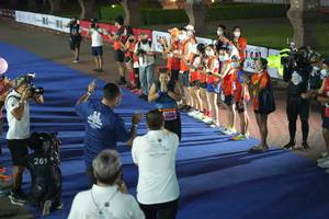 BIB: 261
                            <button type="button" onclick="openModal(18015418)" class="btn btn-primary btn-sm float-right btn-popup" data-toggle="modal" data-target=".modal-high-quality">
                        <i class="fas fa-shopping-cart"></i> Add to Cart
                    </button>
                                            <button type="button" onclick="isThisMe(18015418, true)" class="btn btn-success btn-sm float-right btn-popup btn-isme hidden" data-toggle="tooltip" data-placement="bottom" title="นี่คือรูปของคุณใช่ไหม คลิกที่นี่เพื่อเอาเข้าอัลบั้ม">
                        <i class="fas fa-plus"></i> Add to album
                    </button>
                    <button type="button" onclick="isThisMe(18015418, false)" class="btn btn-warning btn-sm float-right btn-popup btn-isnotme hidden">
                        <i class="fas fa-ban"></i> Remove from album
                    </button>