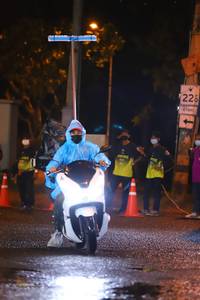 BIB: 225
                            <button type="button" onclick="openModal(16944627)" class="btn btn-primary btn-sm float-right btn-popup" data-toggle="modal" data-target=".modal-high-quality">
                        <i class="fas fa-shopping-cart"></i> Add to Cart
                    </button>
                                            <button type="button" onclick="isThisMe(16944627, true)" class="btn btn-success btn-sm float-right btn-popup btn-isme hidden" data-toggle="tooltip" data-placement="bottom" title="นี่คือรูปของคุณใช่ไหม คลิกที่นี่เพื่อเอาเข้าอัลบั้ม">
                        <i class="fas fa-plus"></i> Add to album
                    </button>
                    <button type="button" onclick="isThisMe(16944627, false)" class="btn btn-warning btn-sm float-right btn-popup btn-isnotme hidden">
                        <i class="fas fa-ban"></i> Remove from album
                    </button>