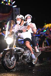 BIB: 
                            <button type="button" onclick="openModal(16345127)" class="btn btn-primary btn-sm float-right btn-popup" data-toggle="modal" data-target=".modal-high-quality">
                        <i class="fas fa-shopping-cart"></i> Add to Cart
                    </button>
                                            <button type="button" onclick="isThisMe(16345127, true)" class="btn btn-success btn-sm float-right btn-popup btn-isme hidden" data-toggle="tooltip" data-placement="bottom" title="นี่คือรูปของคุณใช่ไหม คลิกที่นี่เพื่อเอาเข้าอัลบั้ม">
                        <i class="fas fa-plus"></i> Add to album
                    </button>
                    <button type="button" onclick="isThisMe(16345127, false)" class="btn btn-warning btn-sm float-right btn-popup btn-isnotme hidden">
                        <i class="fas fa-ban"></i> Remove from album
                    </button>