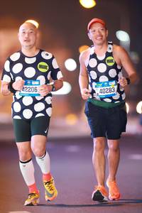 BIB: 42206, 40283
                            <button type="button" onclick="openModal(21290786)" class="btn btn-primary btn-sm float-right btn-popup" data-toggle="modal" data-target=".modal-high-quality">
                        <i class="fas fa-shopping-cart"></i> Add to Cart
                    </button>
                                            <button type="button" onclick="isThisMe(21290786, true)" class="btn btn-success btn-sm float-right btn-popup btn-isme hidden" data-toggle="tooltip" data-placement="bottom" title="นี่คือรูปของคุณใช่ไหม คลิกที่นี่เพื่อเอาเข้าอัลบั้ม">
                        <i class="fas fa-plus"></i> Add to album
                    </button>
                    <button type="button" onclick="isThisMe(21290786, false)" class="btn btn-warning btn-sm float-right btn-popup btn-isnotme hidden">
                        <i class="fas fa-ban"></i> Remove from album
                    </button>