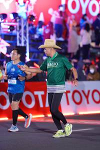 BIB: 43825
                            <button type="button" onclick="openModal(21423223)" class="btn btn-primary btn-sm float-right btn-popup" data-toggle="modal" data-target=".modal-high-quality">
                        <i class="fas fa-shopping-cart"></i> Add to Cart
                    </button>
                                            <button type="button" onclick="isThisMe(21423223, true)" class="btn btn-success btn-sm float-right btn-popup btn-isme hidden" data-toggle="tooltip" data-placement="bottom" title="นี่คือรูปของคุณใช่ไหม คลิกที่นี่เพื่อเอาเข้าอัลบั้ม">
                        <i class="fas fa-plus"></i> Add to album
                    </button>
                    <button type="button" onclick="isThisMe(21423223, false)" class="btn btn-warning btn-sm float-right btn-popup btn-isnotme hidden">
                        <i class="fas fa-ban"></i> Remove from album
                    </button>