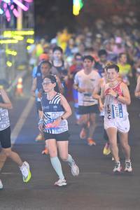 BIB: 42100
                            <button type="button" onclick="openModal(22921523)" class="btn btn-primary btn-sm float-right btn-popup" data-toggle="modal" data-target=".modal-high-quality">
                        <i class="fas fa-shopping-cart"></i> Add to Cart
                    </button>
                                            <button type="button" onclick="isThisMe(22921523, true)" class="btn btn-success btn-sm float-right btn-popup btn-isme hidden" data-toggle="tooltip" data-placement="bottom" title="นี่คือรูปของคุณใช่ไหม คลิกที่นี่เพื่อเอาเข้าอัลบั้ม">
                        <i class="fas fa-plus"></i> Add to album
                    </button>
                    <button type="button" onclick="isThisMe(22921523, false)" class="btn btn-warning btn-sm float-right btn-popup btn-isnotme hidden">
                        <i class="fas fa-ban"></i> Remove from album
                    </button>