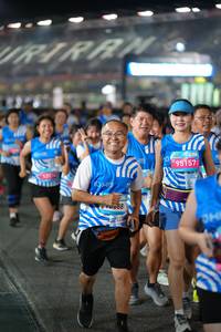 BIB: 190, 10088, 95157
                            <button type="button" onclick="openModal(22998028)" class="btn btn-primary btn-sm float-right btn-popup" data-toggle="modal" data-target=".modal-high-quality">
                        <i class="fas fa-shopping-cart"></i> Add to Cart
                    </button>
                                            <button type="button" onclick="isThisMe(22998028, true)" class="btn btn-success btn-sm float-right btn-popup btn-isme hidden" data-toggle="tooltip" data-placement="bottom" title="นี่คือรูปของคุณใช่ไหม คลิกที่นี่เพื่อเอาเข้าอัลบั้ม">
                        <i class="fas fa-plus"></i> Add to album
                    </button>
                    <button type="button" onclick="isThisMe(22998028, false)" class="btn btn-warning btn-sm float-right btn-popup btn-isnotme hidden">
                        <i class="fas fa-ban"></i> Remove from album
                    </button>