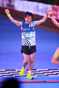 BIB: 42424
                            <button type="button" onclick="openModal(22988540)" class="btn btn-primary btn-sm float-right btn-popup" data-toggle="modal" data-target=".modal-high-quality">
                        <i class="fas fa-shopping-cart"></i> Add to Cart
                    </button>
                                            <button type="button" onclick="isThisMe(22988540, true)" class="btn btn-success btn-sm float-right btn-popup btn-isme hidden" data-toggle="tooltip" data-placement="bottom" title="นี่คือรูปของคุณใช่ไหม คลิกที่นี่เพื่อเอาเข้าอัลบั้ม">
                        <i class="fas fa-plus"></i> Add to album
                    </button>
                    <button type="button" onclick="isThisMe(22988540, false)" class="btn btn-warning btn-sm float-right btn-popup btn-isnotme hidden">
                        <i class="fas fa-ban"></i> Remove from album
                    </button>