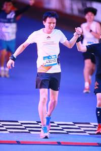 BIB: 120, 43293
                            <button type="button" onclick="openModal(22953886)" class="btn btn-primary btn-sm float-right btn-popup" data-toggle="modal" data-target=".modal-high-quality">
                        <i class="fas fa-shopping-cart"></i> Add to Cart
                    </button>
                                            <button type="button" onclick="isThisMe(22953886, true)" class="btn btn-success btn-sm float-right btn-popup btn-isme hidden" data-toggle="tooltip" data-placement="bottom" title="นี่คือรูปของคุณใช่ไหม คลิกที่นี่เพื่อเอาเข้าอัลบั้ม">
                        <i class="fas fa-plus"></i> Add to album
                    </button>
                    <button type="button" onclick="isThisMe(22953886, false)" class="btn btn-warning btn-sm float-right btn-popup btn-isnotme hidden">
                        <i class="fas fa-ban"></i> Remove from album
                    </button>