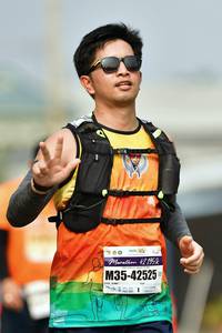 BIB: 421952, 42525
                            <button type="button" onclick="openModal(9702805)" class="btn btn-primary btn-sm float-right btn-popup" data-toggle="modal" data-target=".modal-high-quality">
                        <i class="fas fa-shopping-cart"></i> Add to Cart
                    </button>
                                            <button type="button" onclick="isThisMe(9702805, true)" class="btn btn-success btn-sm float-right btn-popup btn-isme hidden" data-toggle="tooltip" data-placement="bottom" title="นี่คือรูปของคุณใช่ไหม คลิกที่นี่เพื่อเอาเข้าอัลบั้ม">
                        <i class="fas fa-plus"></i> Add to album
                    </button>
                    <button type="button" onclick="isThisMe(9702805, false)" class="btn btn-warning btn-sm float-right btn-popup btn-isnotme hidden">
                        <i class="fas fa-ban"></i> Remove from album
                    </button>