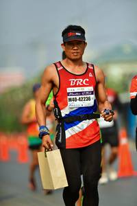 BIB: 42195, 42236, 12195
                            <button type="button" onclick="openModal(8213945)" class="btn btn-primary btn-sm float-right btn-popup" data-toggle="modal" data-target=".modal-high-quality">
                        <i class="fas fa-shopping-cart"></i> Add to Cart
                    </button>
                                            <button type="button" onclick="isThisMe(8213945, true)" class="btn btn-success btn-sm float-right btn-popup btn-isme hidden" data-toggle="tooltip" data-placement="bottom" title="นี่คือรูปของคุณใช่ไหม คลิกที่นี่เพื่อเอาเข้าอัลบั้ม">
                        <i class="fas fa-plus"></i> Add to album
                    </button>
                    <button type="button" onclick="isThisMe(8213945, false)" class="btn btn-warning btn-sm float-right btn-popup btn-isnotme hidden">
                        <i class="fas fa-ban"></i> Remove from album
                    </button>