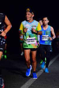 BIB: 402, 45411
                            <button type="button" onclick="openModal(8273372)" class="btn btn-primary btn-sm float-right btn-popup" data-toggle="modal" data-target=".modal-high-quality">
                        <i class="fas fa-shopping-cart"></i> Add to Cart
                    </button>
                                            <button type="button" onclick="isThisMe(8273372, true)" class="btn btn-success btn-sm float-right btn-popup btn-isme hidden" data-toggle="tooltip" data-placement="bottom" title="นี่คือรูปของคุณใช่ไหม คลิกที่นี่เพื่อเอาเข้าอัลบั้ม">
                        <i class="fas fa-plus"></i> Add to album
                    </button>
                    <button type="button" onclick="isThisMe(8273372, false)" class="btn btn-warning btn-sm float-right btn-popup btn-isnotme hidden">
                        <i class="fas fa-ban"></i> Remove from album
                    </button>