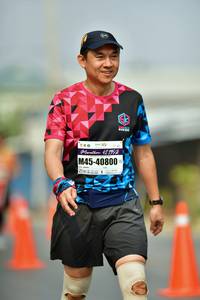 BIB: 42195, 40800
                            <button type="button" onclick="openModal(7682022)" class="btn btn-primary btn-sm float-right btn-popup" data-toggle="modal" data-target=".modal-high-quality">
                        <i class="fas fa-shopping-cart"></i> Add to Cart
                    </button>
                                            <button type="button" onclick="isThisMe(7682022, true)" class="btn btn-success btn-sm float-right btn-popup btn-isme hidden" data-toggle="tooltip" data-placement="bottom" title="นี่คือรูปของคุณใช่ไหม คลิกที่นี่เพื่อเอาเข้าอัลบั้ม">
                        <i class="fas fa-plus"></i> Add to album
                    </button>
                    <button type="button" onclick="isThisMe(7682022, false)" class="btn btn-warning btn-sm float-right btn-popup btn-isnotme hidden">
                        <i class="fas fa-ban"></i> Remove from album
                    </button>