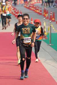 BIB: 100, 412, 47755
                            <button type="button" onclick="openModal(7852096)" class="btn btn-primary btn-sm float-right btn-popup" data-toggle="modal" data-target=".modal-high-quality">
                        <i class="fas fa-shopping-cart"></i> Add to Cart
                    </button>
                                            <button type="button" onclick="isThisMe(7852096, true)" class="btn btn-success btn-sm float-right btn-popup btn-isme hidden" data-toggle="tooltip" data-placement="bottom" title="นี่คือรูปของคุณใช่ไหม คลิกที่นี่เพื่อเอาเข้าอัลบั้ม">
                        <i class="fas fa-plus"></i> Add to album
                    </button>
                    <button type="button" onclick="isThisMe(7852096, false)" class="btn btn-warning btn-sm float-right btn-popup btn-isnotme hidden">
                        <i class="fas fa-ban"></i> Remove from album
                    </button>