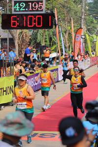 BIB: 42195, 6100
                            <button type="button" onclick="openModal(9349928)" class="btn btn-primary btn-sm float-right btn-popup" data-toggle="modal" data-target=".modal-high-quality">
                        <i class="fas fa-shopping-cart"></i> Add to Cart
                    </button>
                                            <button type="button" onclick="isThisMe(9349928, true)" class="btn btn-success btn-sm float-right btn-popup btn-isme hidden" data-toggle="tooltip" data-placement="bottom" title="นี่คือรูปของคุณใช่ไหม คลิกที่นี่เพื่อเอาเข้าอัลบั้ม">
                        <i class="fas fa-plus"></i> Add to album
                    </button>
                    <button type="button" onclick="isThisMe(9349928, false)" class="btn btn-warning btn-sm float-right btn-popup btn-isnotme hidden">
                        <i class="fas fa-ban"></i> Remove from album
                    </button>