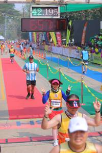 BIB: 42195, 650, 40025
                            <button type="button" onclick="openModal(9513720)" class="btn btn-primary btn-sm float-right btn-popup" data-toggle="modal" data-target=".modal-high-quality">
                        <i class="fas fa-shopping-cart"></i> Add to Cart
                    </button>
                                            <button type="button" onclick="isThisMe(9513720, true)" class="btn btn-success btn-sm float-right btn-popup btn-isme hidden" data-toggle="tooltip" data-placement="bottom" title="นี่คือรูปของคุณใช่ไหม คลิกที่นี่เพื่อเอาเข้าอัลบั้ม">
                        <i class="fas fa-plus"></i> Add to album
                    </button>
                    <button type="button" onclick="isThisMe(9513720, false)" class="btn btn-warning btn-sm float-right btn-popup btn-isnotme hidden">
                        <i class="fas fa-ban"></i> Remove from album
                    </button>