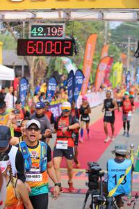 BIB: 42195, 60002, 600, 300, 40973
                            <button type="button" onclick="openModal(9156531)" class="btn btn-primary btn-sm float-right btn-popup" data-toggle="modal" data-target=".modal-high-quality">
                        <i class="fas fa-shopping-cart"></i> Add to Cart
                    </button>
                                            <button type="button" onclick="isThisMe(9156531, true)" class="btn btn-success btn-sm float-right btn-popup btn-isme hidden" data-toggle="tooltip" data-placement="bottom" title="นี่คือรูปของคุณใช่ไหม คลิกที่นี่เพื่อเอาเข้าอัลบั้ม">
                        <i class="fas fa-plus"></i> Add to album
                    </button>
                    <button type="button" onclick="isThisMe(9156531, false)" class="btn btn-warning btn-sm float-right btn-popup btn-isnotme hidden">
                        <i class="fas fa-ban"></i> Remove from album
                    </button>