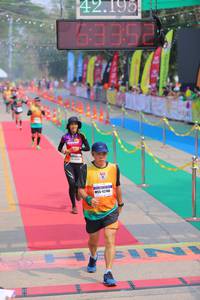 BIB: 42195, 4246
                            <button type="button" onclick="openModal(9467788)" class="btn btn-primary btn-sm float-right btn-popup" data-toggle="modal" data-target=".modal-high-quality">
                        <i class="fas fa-shopping-cart"></i> Add to Cart
                    </button>
                                            <button type="button" onclick="isThisMe(9467788, true)" class="btn btn-success btn-sm float-right btn-popup btn-isme hidden" data-toggle="tooltip" data-placement="bottom" title="นี่คือรูปของคุณใช่ไหม คลิกที่นี่เพื่อเอาเข้าอัลบั้ม">
                        <i class="fas fa-plus"></i> Add to album
                    </button>
                    <button type="button" onclick="isThisMe(9467788, false)" class="btn btn-warning btn-sm float-right btn-popup btn-isnotme hidden">
                        <i class="fas fa-ban"></i> Remove from album
                    </button>