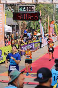 BIB: 42195, 61026, 411
                            <button type="button" onclick="openModal(9351863)" class="btn btn-primary btn-sm float-right btn-popup" data-toggle="modal" data-target=".modal-high-quality">
                        <i class="fas fa-shopping-cart"></i> Add to Cart
                    </button>
                                            <button type="button" onclick="isThisMe(9351863, true)" class="btn btn-success btn-sm float-right btn-popup btn-isme hidden" data-toggle="tooltip" data-placement="bottom" title="นี่คือรูปของคุณใช่ไหม คลิกที่นี่เพื่อเอาเข้าอัลบั้ม">
                        <i class="fas fa-plus"></i> Add to album
                    </button>
                    <button type="button" onclick="isThisMe(9351863, false)" class="btn btn-warning btn-sm float-right btn-popup btn-isnotme hidden">
                        <i class="fas fa-ban"></i> Remove from album
                    </button>