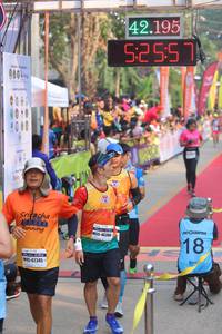 BIB: 42195, 5255, 000, 46300, 42345
                            <button type="button" onclick="openModal(9133840)" class="btn btn-primary btn-sm float-right btn-popup" data-toggle="modal" data-target=".modal-high-quality">
                        <i class="fas fa-shopping-cart"></i> Add to Cart
                    </button>
                                            <button type="button" onclick="isThisMe(9133840, true)" class="btn btn-success btn-sm float-right btn-popup btn-isme hidden" data-toggle="tooltip" data-placement="bottom" title="นี่คือรูปของคุณใช่ไหม คลิกที่นี่เพื่อเอาเข้าอัลบั้ม">
                        <i class="fas fa-plus"></i> Add to album
                    </button>
                    <button type="button" onclick="isThisMe(9133840, false)" class="btn btn-warning btn-sm float-right btn-popup btn-isnotme hidden">
                        <i class="fas fa-ban"></i> Remove from album
                    </button>