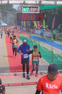 BIB: 42195, 658
                            <button type="button" onclick="openModal(9513999)" class="btn btn-primary btn-sm float-right btn-popup" data-toggle="modal" data-target=".modal-high-quality">
                        <i class="fas fa-shopping-cart"></i> Add to Cart
                    </button>
                                            <button type="button" onclick="isThisMe(9513999, true)" class="btn btn-success btn-sm float-right btn-popup btn-isme hidden" data-toggle="tooltip" data-placement="bottom" title="นี่คือรูปของคุณใช่ไหม คลิกที่นี่เพื่อเอาเข้าอัลบั้ม">
                        <i class="fas fa-plus"></i> Add to album
                    </button>
                    <button type="button" onclick="isThisMe(9513999, false)" class="btn btn-warning btn-sm float-right btn-popup btn-isnotme hidden">
                        <i class="fas fa-ban"></i> Remove from album
                    </button>