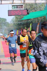 BIB: 42195, 645, 4725, 426
                            <button type="button" onclick="openModal(9485532)" class="btn btn-primary btn-sm float-right btn-popup" data-toggle="modal" data-target=".modal-high-quality">
                        <i class="fas fa-shopping-cart"></i> Add to Cart
                    </button>
                                            <button type="button" onclick="isThisMe(9485532, true)" class="btn btn-success btn-sm float-right btn-popup btn-isme hidden" data-toggle="tooltip" data-placement="bottom" title="นี่คือรูปของคุณใช่ไหม คลิกที่นี่เพื่อเอาเข้าอัลบั้ม">
                        <i class="fas fa-plus"></i> Add to album
                    </button>
                    <button type="button" onclick="isThisMe(9485532, false)" class="btn btn-warning btn-sm float-right btn-popup btn-isnotme hidden">
                        <i class="fas fa-ban"></i> Remove from album
                    </button>