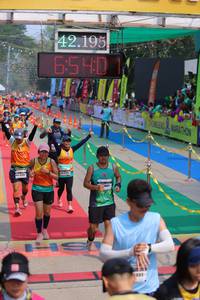 BIB: 42195
                            <button type="button" onclick="openModal(9512737)" class="btn btn-primary btn-sm float-right btn-popup" data-toggle="modal" data-target=".modal-high-quality">
                        <i class="fas fa-shopping-cart"></i> Add to Cart
                    </button>
                                            <button type="button" onclick="isThisMe(9512737, true)" class="btn btn-success btn-sm float-right btn-popup btn-isme hidden" data-toggle="tooltip" data-placement="bottom" title="นี่คือรูปของคุณใช่ไหม คลิกที่นี่เพื่อเอาเข้าอัลบั้ม">
                        <i class="fas fa-plus"></i> Add to album
                    </button>
                    <button type="button" onclick="isThisMe(9512737, false)" class="btn btn-warning btn-sm float-right btn-popup btn-isnotme hidden">
                        <i class="fas fa-ban"></i> Remove from album
                    </button>