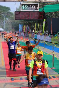 BIB: 42195, 412
                            <button type="button" onclick="openModal(9492106)" class="btn btn-primary btn-sm float-right btn-popup" data-toggle="modal" data-target=".modal-high-quality">
                        <i class="fas fa-shopping-cart"></i> Add to Cart
                    </button>
                                            <button type="button" onclick="isThisMe(9492106, true)" class="btn btn-success btn-sm float-right btn-popup btn-isme hidden" data-toggle="tooltip" data-placement="bottom" title="นี่คือรูปของคุณใช่ไหม คลิกที่นี่เพื่อเอาเข้าอัลบั้ม">
                        <i class="fas fa-plus"></i> Add to album
                    </button>
                    <button type="button" onclick="isThisMe(9492106, false)" class="btn btn-warning btn-sm float-right btn-popup btn-isnotme hidden">
                        <i class="fas fa-ban"></i> Remove from album
                    </button>