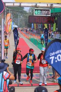 BIB: 42195, 0024, 710
                            <button type="button" onclick="openModal(9514464)" class="btn btn-primary btn-sm float-right btn-popup" data-toggle="modal" data-target=".modal-high-quality">
                        <i class="fas fa-shopping-cart"></i> Add to Cart
                    </button>
                                            <button type="button" onclick="isThisMe(9514464, true)" class="btn btn-success btn-sm float-right btn-popup btn-isme hidden" data-toggle="tooltip" data-placement="bottom" title="นี่คือรูปของคุณใช่ไหม คลิกที่นี่เพื่อเอาเข้าอัลบั้ม">
                        <i class="fas fa-plus"></i> Add to album
                    </button>
                    <button type="button" onclick="isThisMe(9514464, false)" class="btn btn-warning btn-sm float-right btn-popup btn-isnotme hidden">
                        <i class="fas fa-ban"></i> Remove from album
                    </button>