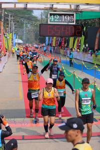 BIB: 42195, 4087
                            <button type="button" onclick="openModal(9512753)" class="btn btn-primary btn-sm float-right btn-popup" data-toggle="modal" data-target=".modal-high-quality">
                        <i class="fas fa-shopping-cart"></i> Add to Cart
                    </button>
                                            <button type="button" onclick="isThisMe(9512753, true)" class="btn btn-success btn-sm float-right btn-popup btn-isme hidden" data-toggle="tooltip" data-placement="bottom" title="นี่คือรูปของคุณใช่ไหม คลิกที่นี่เพื่อเอาเข้าอัลบั้ม">
                        <i class="fas fa-plus"></i> Add to album
                    </button>
                    <button type="button" onclick="isThisMe(9512753, false)" class="btn btn-warning btn-sm float-right btn-popup btn-isnotme hidden">
                        <i class="fas fa-ban"></i> Remove from album
                    </button>