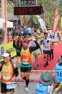 BIB: 42195, 60402, 4341, 404
                            <button type="button" onclick="openModal(9327771)" class="btn btn-primary btn-sm float-right btn-popup" data-toggle="modal" data-target=".modal-high-quality">
                        <i class="fas fa-shopping-cart"></i> Add to Cart
                    </button>
                                            <button type="button" onclick="isThisMe(9327771, true)" class="btn btn-success btn-sm float-right btn-popup btn-isme hidden" data-toggle="tooltip" data-placement="bottom" title="นี่คือรูปของคุณใช่ไหม คลิกที่นี่เพื่อเอาเข้าอัลบั้ม">
                        <i class="fas fa-plus"></i> Add to album
                    </button>
                    <button type="button" onclick="isThisMe(9327771, false)" class="btn btn-warning btn-sm float-right btn-popup btn-isnotme hidden">
                        <i class="fas fa-ban"></i> Remove from album
                    </button>