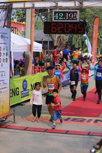 BIB: 42195, 2045
                            <button type="button" onclick="openModal(9429903)" class="btn btn-primary btn-sm float-right btn-popup" data-toggle="modal" data-target=".modal-high-quality">
                        <i class="fas fa-shopping-cart"></i> Add to Cart
                    </button>
                                            <button type="button" onclick="isThisMe(9429903, true)" class="btn btn-success btn-sm float-right btn-popup btn-isme hidden" data-toggle="tooltip" data-placement="bottom" title="นี่คือรูปของคุณใช่ไหม คลิกที่นี่เพื่อเอาเข้าอัลบั้ม">
                        <i class="fas fa-plus"></i> Add to album
                    </button>
                    <button type="button" onclick="isThisMe(9429903, false)" class="btn btn-warning btn-sm float-right btn-popup btn-isnotme hidden">
                        <i class="fas fa-ban"></i> Remove from album
                    </button>