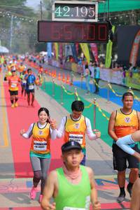 BIB: 42195, 6000, 1924, 40091
                            <button type="button" onclick="openModal(9513642)" class="btn btn-primary btn-sm float-right btn-popup" data-toggle="modal" data-target=".modal-high-quality">
                        <i class="fas fa-shopping-cart"></i> Add to Cart
                    </button>
                                            <button type="button" onclick="isThisMe(9513642, true)" class="btn btn-success btn-sm float-right btn-popup btn-isme hidden" data-toggle="tooltip" data-placement="bottom" title="นี่คือรูปของคุณใช่ไหม คลิกที่นี่เพื่อเอาเข้าอัลบั้ม">
                        <i class="fas fa-plus"></i> Add to album
                    </button>
                    <button type="button" onclick="isThisMe(9513642, false)" class="btn btn-warning btn-sm float-right btn-popup btn-isnotme hidden">
                        <i class="fas fa-ban"></i> Remove from album
                    </button>