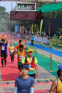 BIB: 42195, 41830, 412
                            <button type="button" onclick="openModal(9492075)" class="btn btn-primary btn-sm float-right btn-popup" data-toggle="modal" data-target=".modal-high-quality">
                        <i class="fas fa-shopping-cart"></i> Add to Cart
                    </button>
                                            <button type="button" onclick="isThisMe(9492075, true)" class="btn btn-success btn-sm float-right btn-popup btn-isme hidden" data-toggle="tooltip" data-placement="bottom" title="นี่คือรูปของคุณใช่ไหม คลิกที่นี่เพื่อเอาเข้าอัลบั้ม">
                        <i class="fas fa-plus"></i> Add to album
                    </button>
                    <button type="button" onclick="isThisMe(9492075, false)" class="btn btn-warning btn-sm float-right btn-popup btn-isnotme hidden">
                        <i class="fas fa-ban"></i> Remove from album
                    </button>