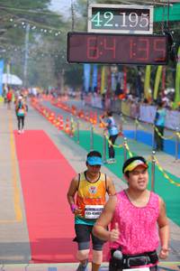 BIB: 42195, 195, 45662
                            <button type="button" onclick="openModal(9482218)" class="btn btn-primary btn-sm float-right btn-popup" data-toggle="modal" data-target=".modal-high-quality">
                        <i class="fas fa-shopping-cart"></i> Add to Cart
                    </button>
                                            <button type="button" onclick="isThisMe(9482218, true)" class="btn btn-success btn-sm float-right btn-popup btn-isme hidden" data-toggle="tooltip" data-placement="bottom" title="นี่คือรูปของคุณใช่ไหม คลิกที่นี่เพื่อเอาเข้าอัลบั้ม">
                        <i class="fas fa-plus"></i> Add to album
                    </button>
                    <button type="button" onclick="isThisMe(9482218, false)" class="btn btn-warning btn-sm float-right btn-popup btn-isnotme hidden">
                        <i class="fas fa-ban"></i> Remove from album
                    </button>