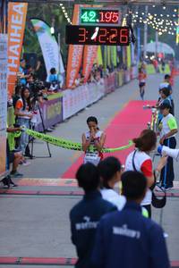 BIB: 42195, 31226, 400
                            <button type="button" onclick="openModal(8889510)" class="btn btn-primary btn-sm float-right btn-popup" data-toggle="modal" data-target=".modal-high-quality">
                        <i class="fas fa-shopping-cart"></i> Add to Cart
                    </button>
                                            <button type="button" onclick="isThisMe(8889510, true)" class="btn btn-success btn-sm float-right btn-popup btn-isme hidden" data-toggle="tooltip" data-placement="bottom" title="นี่คือรูปของคุณใช่ไหม คลิกที่นี่เพื่อเอาเข้าอัลบั้ม">
                        <i class="fas fa-plus"></i> Add to album
                    </button>
                    <button type="button" onclick="isThisMe(8889510, false)" class="btn btn-warning btn-sm float-right btn-popup btn-isnotme hidden">
                        <i class="fas fa-ban"></i> Remove from album
                    </button>
