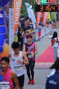 BIB: 42195, 1647
                            <button type="button" onclick="openModal(8896038)" class="btn btn-primary btn-sm float-right btn-popup" data-toggle="modal" data-target=".modal-high-quality">
                        <i class="fas fa-shopping-cart"></i> Add to Cart
                    </button>
                                            <button type="button" onclick="isThisMe(8896038, true)" class="btn btn-success btn-sm float-right btn-popup btn-isme hidden" data-toggle="tooltip" data-placement="bottom" title="นี่คือรูปของคุณใช่ไหม คลิกที่นี่เพื่อเอาเข้าอัลบั้ม">
                        <i class="fas fa-plus"></i> Add to album
                    </button>
                    <button type="button" onclick="isThisMe(8896038, false)" class="btn btn-warning btn-sm float-right btn-popup btn-isnotme hidden">
                        <i class="fas fa-ban"></i> Remove from album
                    </button>