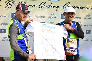 BIB: 42195, 47895
                            <button type="button" onclick="openModal(7314295)" class="btn btn-primary btn-sm float-right btn-popup" data-toggle="modal" data-target=".modal-high-quality">
                        <i class="fas fa-shopping-cart"></i> Add to Cart
                    </button>
                                            <button type="button" onclick="isThisMe(7314295, true)" class="btn btn-success btn-sm float-right btn-popup btn-isme hidden" data-toggle="tooltip" data-placement="bottom" title="นี่คือรูปของคุณใช่ไหม คลิกที่นี่เพื่อเอาเข้าอัลบั้ม">
                        <i class="fas fa-plus"></i> Add to album
                    </button>
                    <button type="button" onclick="isThisMe(7314295, false)" class="btn btn-warning btn-sm float-right btn-popup btn-isnotme hidden">
                        <i class="fas fa-ban"></i> Remove from album
                    </button>