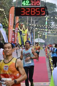 BIB: 42195, 3285, 0711, 
                            <button type="button" onclick="openModal(8390840)" class="btn btn-primary btn-sm float-right btn-popup" data-toggle="modal" data-target=".modal-high-quality">
                        <i class="fas fa-shopping-cart"></i> Add to Cart
                    </button>
                                            <button type="button" onclick="isThisMe(8390840, true)" class="btn btn-success btn-sm float-right btn-popup btn-isme hidden" data-toggle="tooltip" data-placement="bottom" title="นี่คือรูปของคุณใช่ไหม คลิกที่นี่เพื่อเอาเข้าอัลบั้ม">
                        <i class="fas fa-plus"></i> Add to album
                    </button>
                    <button type="button" onclick="isThisMe(8390840, false)" class="btn btn-warning btn-sm float-right btn-popup btn-isnotme hidden">
                        <i class="fas fa-ban"></i> Remove from album
                    </button>