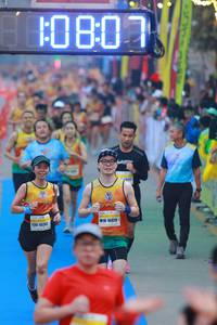 BIB: 0807, 16928, 102
                            <button type="button" onclick="openModal(7432553)" class="btn btn-primary btn-sm float-right btn-popup" data-toggle="modal" data-target=".modal-high-quality">
                        <i class="fas fa-shopping-cart"></i> Add to Cart
                    </button>
                                            <button type="button" onclick="isThisMe(7432553, true)" class="btn btn-success btn-sm float-right btn-popup btn-isme hidden" data-toggle="tooltip" data-placement="bottom" title="นี่คือรูปของคุณใช่ไหม คลิกที่นี่เพื่อเอาเข้าอัลบั้ม">
                        <i class="fas fa-plus"></i> Add to album
                    </button>
                    <button type="button" onclick="isThisMe(7432553, false)" class="btn btn-warning btn-sm float-right btn-popup btn-isnotme hidden">
                        <i class="fas fa-ban"></i> Remove from album
                    </button>