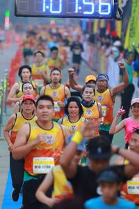 BIB: 11700
                            <button type="button" onclick="openModal(7431991)" class="btn btn-primary btn-sm float-right btn-popup" data-toggle="modal" data-target=".modal-high-quality">
                        <i class="fas fa-shopping-cart"></i> Add to Cart
                    </button>
                                            <button type="button" onclick="isThisMe(7431991, true)" class="btn btn-success btn-sm float-right btn-popup btn-isme hidden" data-toggle="tooltip" data-placement="bottom" title="นี่คือรูปของคุณใช่ไหม คลิกที่นี่เพื่อเอาเข้าอัลบั้ม">
                        <i class="fas fa-plus"></i> Add to album
                    </button>
                    <button type="button" onclick="isThisMe(7431991, false)" class="btn btn-warning btn-sm float-right btn-popup btn-isnotme hidden">
                        <i class="fas fa-ban"></i> Remove from album
                    </button>