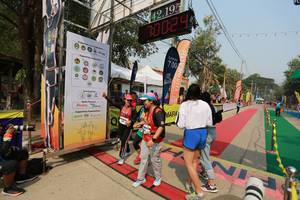 BIB: 42195, 024, 700
                            <button type="button" onclick="openModal(10438426)" class="btn btn-primary btn-sm float-right btn-popup" data-toggle="modal" data-target=".modal-high-quality">
                        <i class="fas fa-shopping-cart"></i> Add to Cart
                    </button>
                                            <button type="button" onclick="isThisMe(10438426, true)" class="btn btn-success btn-sm float-right btn-popup btn-isme hidden" data-toggle="tooltip" data-placement="bottom" title="นี่คือรูปของคุณใช่ไหม คลิกที่นี่เพื่อเอาเข้าอัลบั้ม">
                        <i class="fas fa-plus"></i> Add to album
                    </button>
                    <button type="button" onclick="isThisMe(10438426, false)" class="btn btn-warning btn-sm float-right btn-popup btn-isnotme hidden">
                        <i class="fas fa-ban"></i> Remove from album
                    </button>