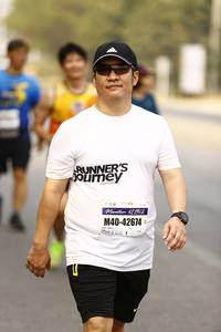 BIB: 000, 42195, 42674
                            <button type="button" onclick="openModal(9270568)" class="btn btn-primary btn-sm float-right btn-popup" data-toggle="modal" data-target=".modal-high-quality">
                        <i class="fas fa-shopping-cart"></i> Add to Cart
                    </button>
                                            <button type="button" onclick="isThisMe(9270568, true)" class="btn btn-success btn-sm float-right btn-popup btn-isme hidden" data-toggle="tooltip" data-placement="bottom" title="นี่คือรูปของคุณใช่ไหม คลิกที่นี่เพื่อเอาเข้าอัลบั้ม">
                        <i class="fas fa-plus"></i> Add to album
                    </button>
                    <button type="button" onclick="isThisMe(9270568, false)" class="btn btn-warning btn-sm float-right btn-popup btn-isnotme hidden">
                        <i class="fas fa-ban"></i> Remove from album
                    </button>