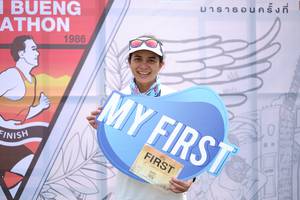 BIB: 1986
                            <button type="button" onclick="openModal(8720150)" class="btn btn-primary btn-sm float-right btn-popup" data-toggle="modal" data-target=".modal-high-quality">
                        <i class="fas fa-shopping-cart"></i> Add to Cart
                    </button>
                                            <button type="button" onclick="isThisMe(8720150, true)" class="btn btn-success btn-sm float-right btn-popup btn-isme hidden" data-toggle="tooltip" data-placement="bottom" title="นี่คือรูปของคุณใช่ไหม คลิกที่นี่เพื่อเอาเข้าอัลบั้ม">
                        <i class="fas fa-plus"></i> Add to album
                    </button>
                    <button type="button" onclick="isThisMe(8720150, false)" class="btn btn-warning btn-sm float-right btn-popup btn-isnotme hidden">
                        <i class="fas fa-ban"></i> Remove from album
                    </button>