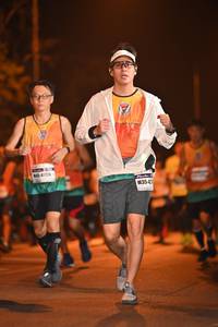 BIB: 4124, 354
                            <button type="button" onclick="openModal(7485871)" class="btn btn-primary btn-sm float-right btn-popup" data-toggle="modal" data-target=".modal-high-quality">
                        <i class="fas fa-shopping-cart"></i> Add to Cart
                    </button>
                                            <button type="button" onclick="isThisMe(7485871, true)" class="btn btn-success btn-sm float-right btn-popup btn-isme hidden" data-toggle="tooltip" data-placement="bottom" title="นี่คือรูปของคุณใช่ไหม คลิกที่นี่เพื่อเอาเข้าอัลบั้ม">
                        <i class="fas fa-plus"></i> Add to album
                    </button>
                    <button type="button" onclick="isThisMe(7485871, false)" class="btn btn-warning btn-sm float-right btn-popup btn-isnotme hidden">
                        <i class="fas fa-ban"></i> Remove from album
                    </button>