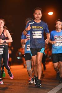 BIB: 46986, 11639, 055
                            <button type="button" onclick="openModal(7776794)" class="btn btn-primary btn-sm float-right btn-popup" data-toggle="modal" data-target=".modal-high-quality">
                        <i class="fas fa-shopping-cart"></i> Add to Cart
                    </button>
                                            <button type="button" onclick="isThisMe(7776794, true)" class="btn btn-success btn-sm float-right btn-popup btn-isme hidden" data-toggle="tooltip" data-placement="bottom" title="นี่คือรูปของคุณใช่ไหม คลิกที่นี่เพื่อเอาเข้าอัลบั้ม">
                        <i class="fas fa-plus"></i> Add to album
                    </button>
                    <button type="button" onclick="isThisMe(7776794, false)" class="btn btn-warning btn-sm float-right btn-popup btn-isnotme hidden">
                        <i class="fas fa-ban"></i> Remove from album
                    </button>