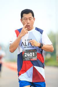 BIB: 2401, 128
                            <button type="button" onclick="openModal(6344278)" class="btn btn-primary btn-sm float-right btn-popup" data-toggle="modal" data-target=".modal-high-quality">
                        <i class="fas fa-shopping-cart"></i> Add to Cart
                    </button>
                                            <button type="button" onclick="isThisMe(6344278, true)" class="btn btn-success btn-sm float-right btn-popup btn-isme hidden" data-toggle="tooltip" data-placement="bottom" title="นี่คือรูปของคุณใช่ไหม คลิกที่นี่เพื่อเอาเข้าอัลบั้ม">
                        <i class="fas fa-plus"></i> Add to album
                    </button>
                    <button type="button" onclick="isThisMe(6344278, false)" class="btn btn-warning btn-sm float-right btn-popup btn-isnotme hidden">
                        <i class="fas fa-ban"></i> Remove from album
                    </button>