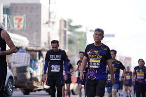 BIB: 10614
                            <button type="button" onclick="openModal(3673188)" class="btn btn-primary btn-sm float-right btn-popup" data-toggle="modal" data-target=".modal-high-quality">
                        <i class="fas fa-shopping-cart"></i> Add to Cart
                    </button>
                                            <button type="button" onclick="isThisMe(3673188, true)" class="btn btn-success btn-sm float-right btn-popup btn-isme hidden" data-toggle="tooltip" data-placement="bottom" title="นี่คือรูปของคุณใช่ไหม คลิกที่นี่เพื่อเอาเข้าอัลบั้ม">
                        <i class="fas fa-plus"></i> Add to album
                    </button>
                    <button type="button" onclick="isThisMe(3673188, false)" class="btn btn-warning btn-sm float-right btn-popup btn-isnotme hidden">
                        <i class="fas fa-ban"></i> Remove from album
                    </button>